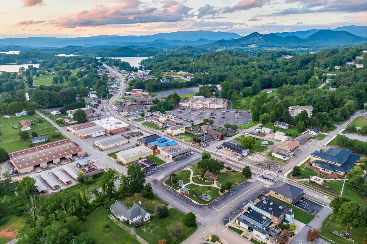 Retreat On The Lake Hiawassee Exterior photo